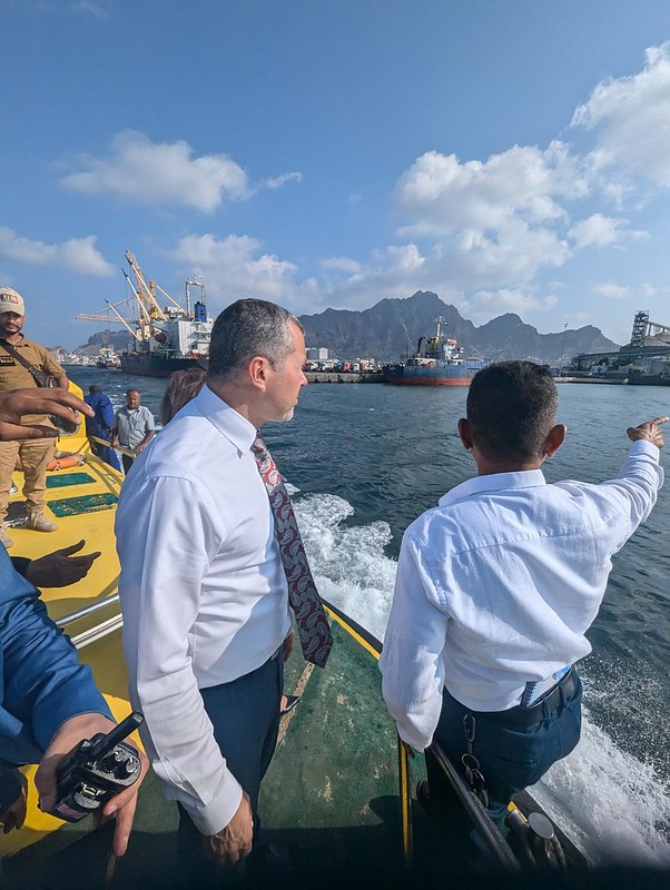 IMO Secretary General on a ship visiting Yemen